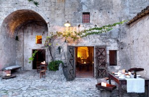 Petit déjeuner extérieur. Grotta della Civita. Les Pouilles. Italie.
