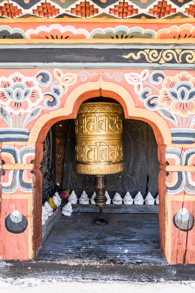 Moulin à prières et offrandes. Temple de la fécondité Punakha
