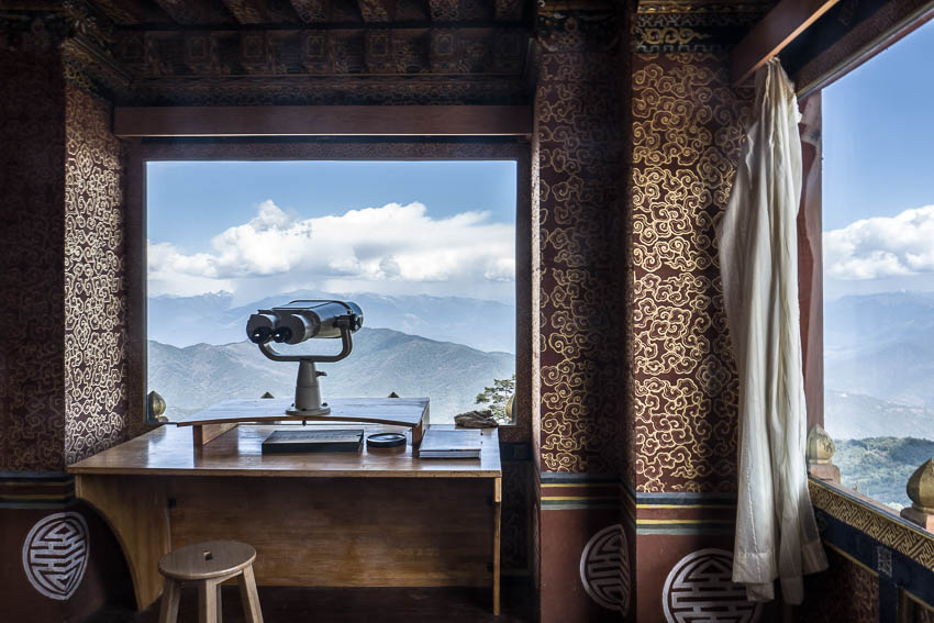 Cabine et télescope avec vue sur la chaîne de l'Himalaya