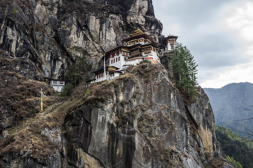 C'est un monastère accroché à la colline, on y vient à pied... Monastère de Taktshang